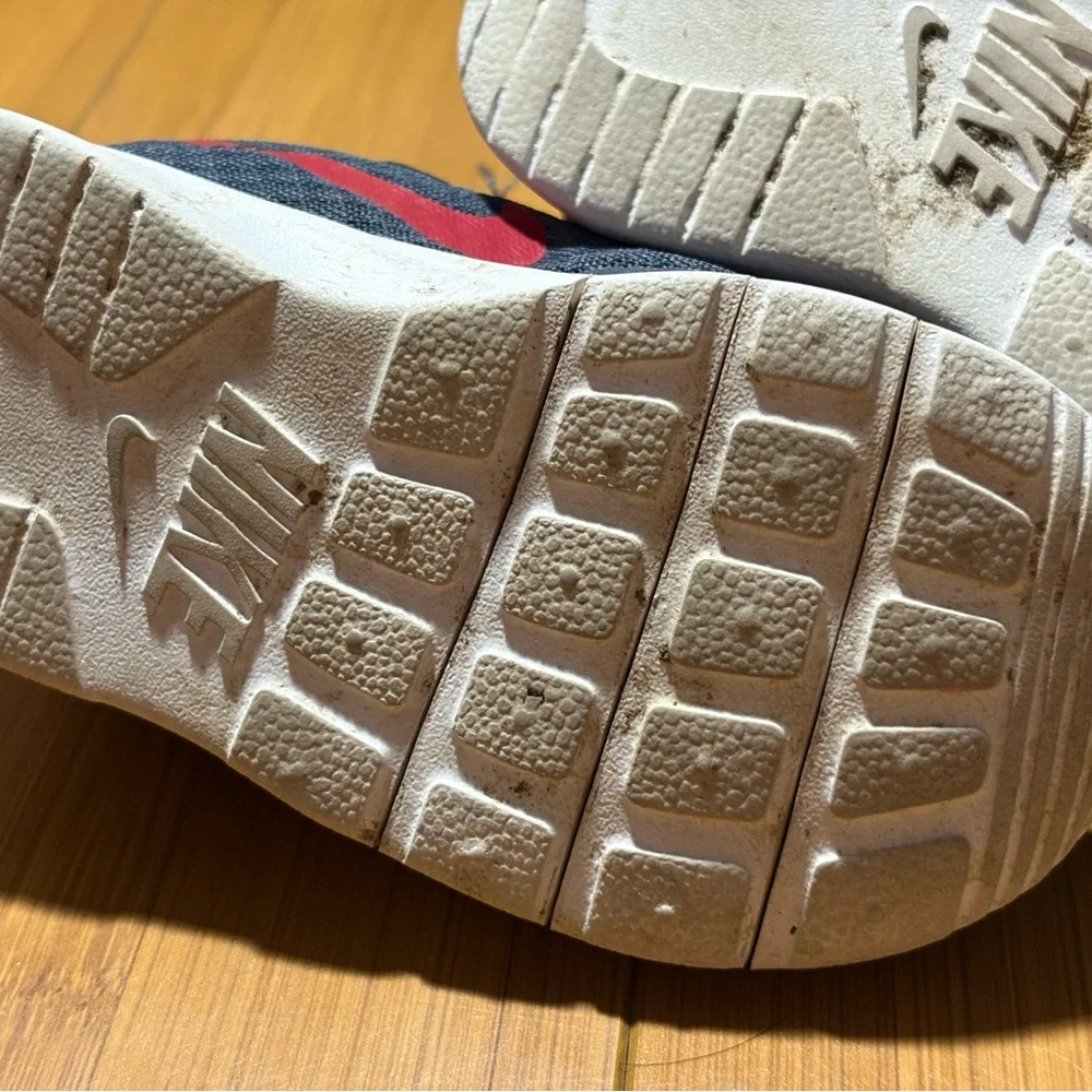 Nike‎ Gray Sneakers with Cushioned Midsole and Breathable Mesh